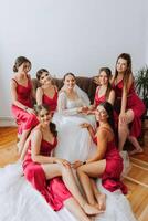 uma lindo noiva e dela damas de honra estão tendo Diversão dentro a manhã. Casamento celebração. feliz meninas às seus melhor amigos casamento. uma lindo e elegante noiva com dela damas de honra foto