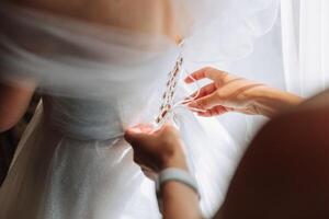 fechar-se do fêmea mãos tocante vestir. mulheres manicure. uma luxuoso Casamento anel em uma mulher dedo. foto