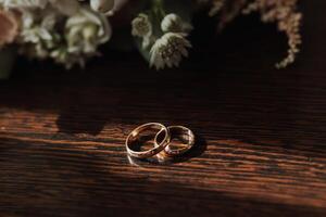 dois ouro Casamento argolas para noivas Como uma símbolo do eternidade. tudo é pronto para a Casamento cerimônia. a oferta do uma mão e uma coração foto