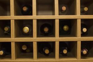 rack de vinho com garrafas foto