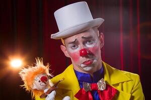 retrato do uma circo palhaço. uma homem dentro uma palhaço equipamento com uma brinquedo. foto