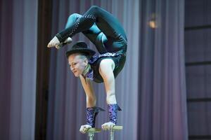 bielorrússia, gomel, Julho 4, 2018. indicativo Treinamento circo escola.acrobático desempenho do a atriz.menina com uma flexível corpo.equilíbrio Aja foto