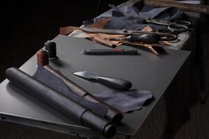 trabalhos mesa com a ferramenta do uma artesão para a fabricação do couro bens. foto