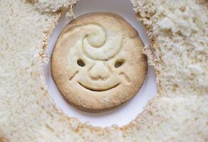 volta biscoitos com uma sorriso. culinária produtos foto