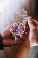 dois ouro Casamento argolas para noivas Como uma símbolo do eternidade. tudo é pronto para a Casamento cerimônia. a oferta do uma mão e uma coração foto