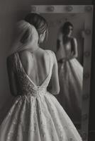 retrato do a noiva dentro a hotel sala. uma lindo jovem menina é vestido dentro uma branco Casamento vestir. moderno Casamento Penteado. natural inventar. foto