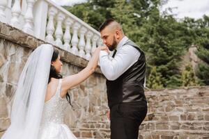 a noiva é vestido dentro a elegante exuberante branco Casamento vestir com uma grandes véu e é pronto para dela noivo. a primeiro encontro do a noiva e noivo foto