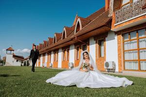 a noiva é vestido dentro a elegante exuberante branco Casamento vestir com uma grandes véu e é pronto para dela noivo. a primeiro encontro do a noiva e noivo foto