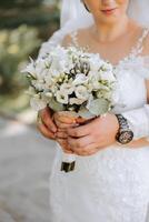 lindo noiva com Casamento flores ramalhete, atraente mulher dentro Casamento vestir. feliz recém-casado mulher. noiva com Casamento Maquiagem e Penteado. sorridente noiva. Casamento dia. linda noiva. casado. foto