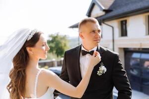 a noiva e noivo abraçar. a noiva suavemente abraços a noivo de a ombros. lindo Casamento casal. a conceito do romance dentro uma recém-casados relação. lua de mel. foto