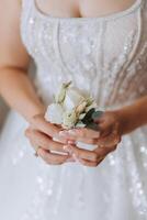 Casamento flor na lapela do flores dentro a mãos do a noiva. Casamento detalhes. a primeiro encontro do a noiva e noivo. a noiva é esperando para a noivo. foto