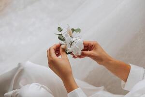 Casamento flor na lapela do flores dentro a mãos do a noiva. Casamento detalhes. a primeiro encontro do a noiva e noivo. a noiva é esperando para a noivo. foto