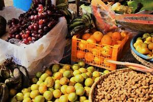 citrino fruta, uvas e nozes estão vendido dentro tradicional mercado foto