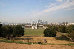 uma Visão do Greenwich dentro Londres a partir de a observatório foto