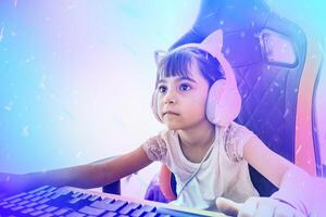 brilhante colori composição com uma jogador menina sentado concentrado dentro frente do a monitor. ela é vestindo gato orelha fones de ouvido e sentado dentro uma jogos cadeira. foto