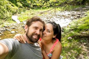 uma casal leva uma selfie dentro uma corrente dentro Córdoba, Argentina. elas estão feliz e dentro amar. foto