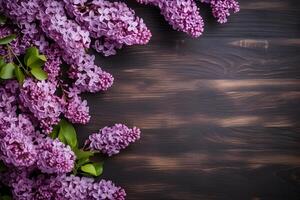 ai gerado lilás flores em de madeira fundo, Primavera plano deitar composição. dia dos namorados, mulheres, mães dia, aniversário ou Casamento conceito. topo visualizar. cópia de espaço. gerado ai. foto