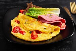 omelete com tomates e queijo com pão e mortadela salsicha. foto