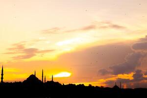 Istambul silhueta Visão às pôr do sol. Ramadã ou islâmico conceito foto. Visita Istambul fundo. foto