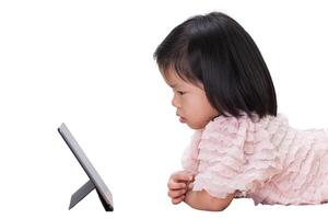 ásia criança menina lendo em tábua às escola. pré escola criança usando uma computador às lar. isolado em branco fundo. bebê envelhecido 4 anos velho. foto