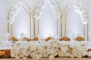 restaurante Casamento mesa para noiva e noivo. luxo Casamento mesa com lindo flores Rosa estilizado foto