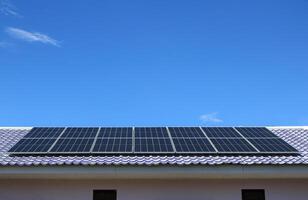 recentemente instalado solar painéis em metal cobertura uma casa sem eletricidade foto