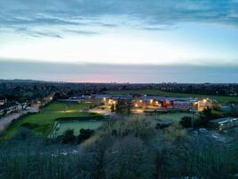 Alto ângulo Visão do celeiro Faculdade estrada às leste luton cidade do Inglaterra durante pôr do sol. Luton, Inglaterra Reino Unido foto