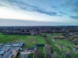 Alto ângulo Visão do celeiro Faculdade estrada às leste luton cidade do Inglaterra durante pôr do sol. Luton, Inglaterra Reino Unido. fevereiro 19, 2024 foto