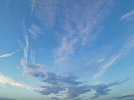 a maioria lindo cores do céu e nuvens durante pôr do sol sobre Inglaterra Reino Unido foto