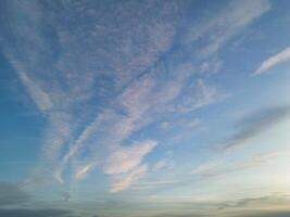 a maioria lindo cores do céu e nuvens durante pôr do sol sobre Inglaterra Reino Unido foto