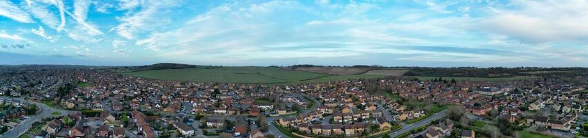 Alto ângulo panorâmico Visão do leste luton cidade do Inglaterra durante pôr do sol. Luton, Inglaterra Reino Unido. fevereiro 19, 2024 foto