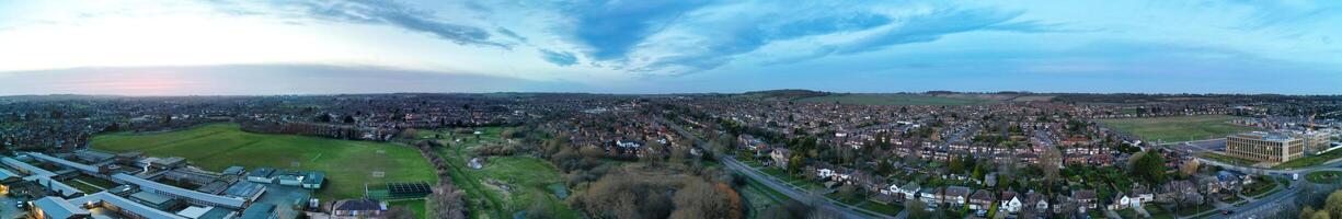 Alto ângulo panorâmico Visão do leste luton cidade do Inglaterra durante pôr do sol. Luton, Inglaterra Reino Unido. fevereiro 19, 2024 foto