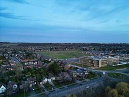 Alto ângulo Visão do celeiro Faculdade estrada às leste luton cidade do Inglaterra durante pôr do sol. Luton, Inglaterra Reino Unido. fevereiro 19, 2024 foto