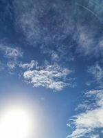 Alto ângulo Visão do inverno céu e nuvens sobre cidade do Inglaterra Reino Unido foto