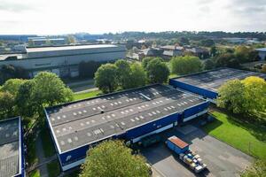 a aéreo Visão do armazém edifícios às o negócio varejo parque às Northampton cidade do Inglaterra, Reino Unido, Outubro 25, 2023 foto