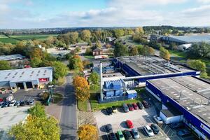 a aéreo Visão do armazém edifícios às o negócio varejo parque às Northampton cidade do Inglaterra, Reino Unido, Outubro 25, 2023 foto