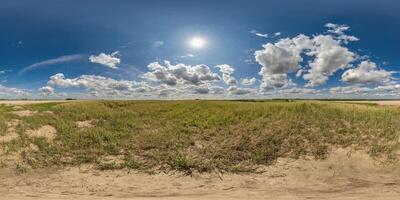 esférico 360 hdri panorama entre seco Relva agricultura campo com nuvens em azul céu dentro equirretangular desatado projeção, usar Como céu cúpula substituição, jogos desenvolvimento Como camarote ou vr conteúdo foto