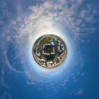 minúsculo planeta dentro azul céu com nuvens dentro cidade Centro perto moderno arranha-céus. transformação do esférico 360 panorama dentro abstrato aéreo visualizar. foto