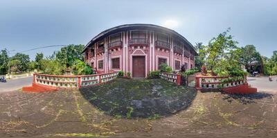 cheio desatado esférico hdr 360 panorama Visão entre verde rua com chalés, vilas e coco árvores dentro a indiano Vila dentro equirretangular projeção, pronto para vr ar virtual realidade foto