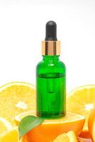 Vitamina c sérum garrafa com cortar laranjas em branco fundo. produtos cosméticos de Anúncios poster brincar. foto