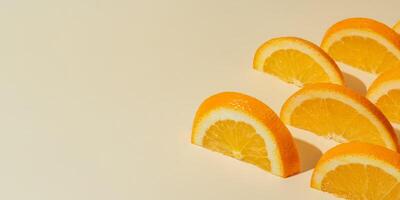fruta padronizar do laranja fatias em bege fundo com cópia de espaço. bandeira foto
