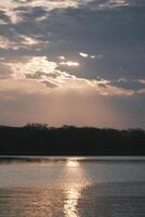 a afterglow do a pôr do sol sobre a lago foto