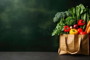 ai gerado saudável vegano vegetariano Comida dentro uma papel bolsa, legumes e frutas em uma verde fundo, cópia de espaço. gerado por IA conteúdo foto