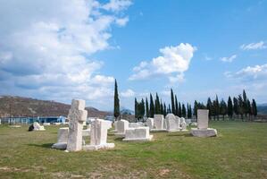 stecci lápides medievais cemitérios dugo polje em blidinje, bih. site da unesco. local de interesse histórico. as lápides apresentam uma grande variedade de motivos decorativos e inscrições. foto