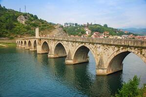 Visão do mehmed pasa Sokolovic ponte dentro visegrado, Bósnia e herzegovina. unesco mundo herança local. ponte sobre a drina rio. foto