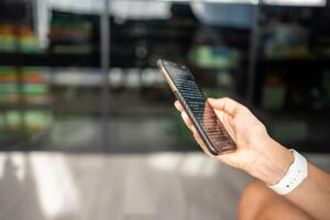 fechar acima Visão do mão do mulher lendo uma conectados livro em dela Smartphone foto