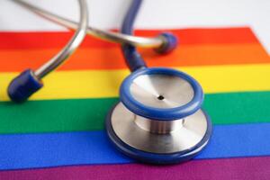 símbolo lgbt, estetoscópio com fita de arco-íris, direitos e igualdade de gênero, mês do orgulho lgbt em junho. foto