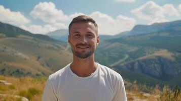 ai gerado masculino modelo com brilhante sorrir em pé ao ar livre em uma verão dia. ele vestiu uma limpar \ limpo branco camiseta. e lá estão montanhas dentro a fundo. foto