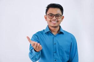 sorridente ou feliz bonito jovem ásia homem de negocios com óculos dentro vestindo azul camisa estendido mão para cumprimento isolado em branco fundo foto