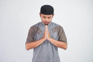jovem ásia muçulmano homem vestindo Koko roupas sorridente para dar cumprimento durante Ramadã e eid al fitr celebração isolado em branco fundo foto